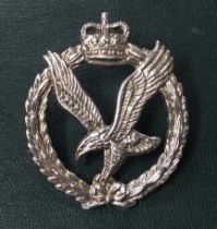 A vintage Air Army Corps die stamped sterling silver cap badge. 2 silver lugs to the reverse side.