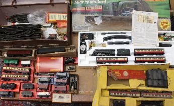 Hornby: A collection of assorted Hornby model railway items to include: Mighty Mallard model railway