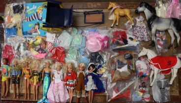 Dolls: A collection of assorted dolls including Sindy examples, together with a large collection