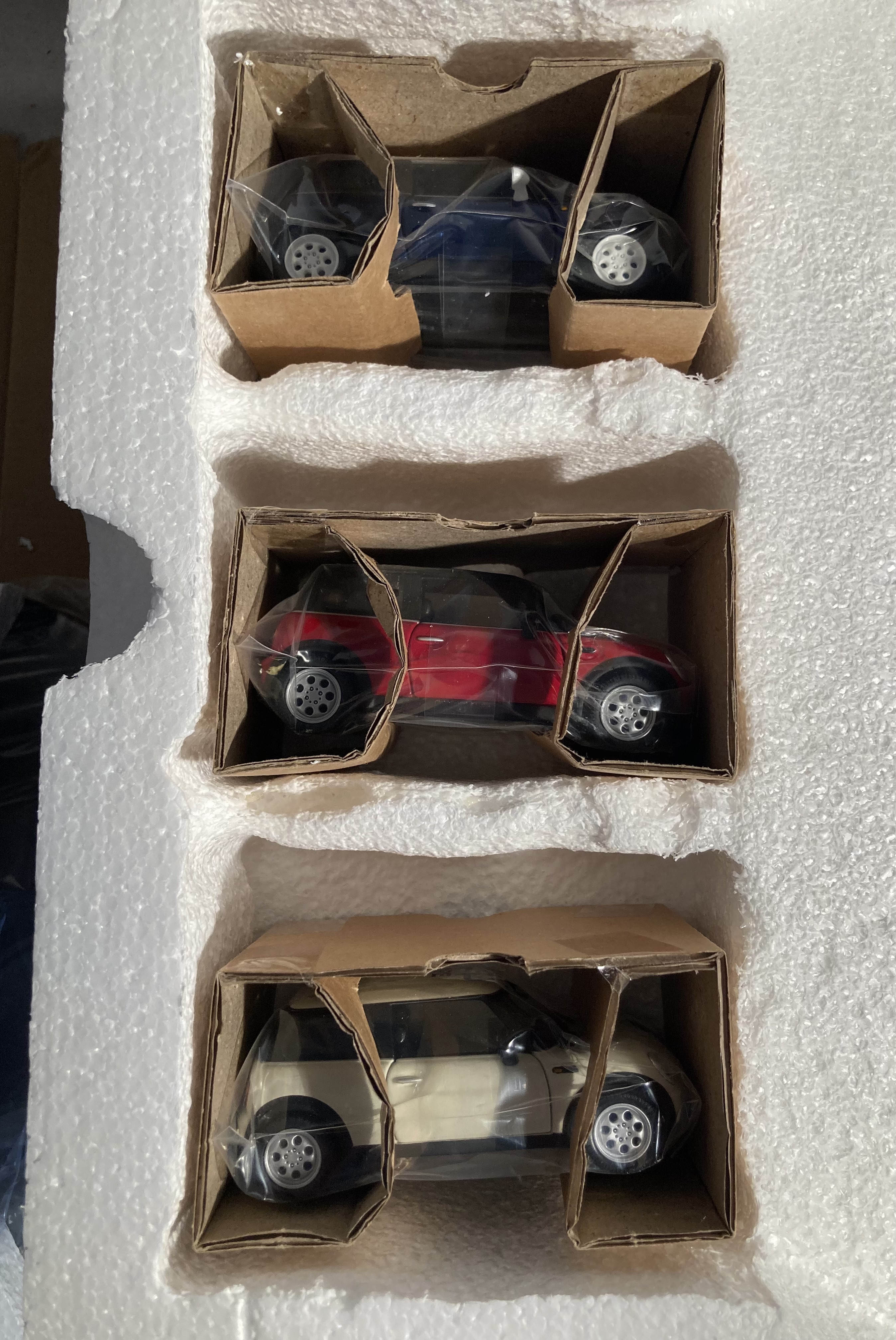 Corgi: A boxed Corgi, BMW New Mini Cooper Diorama and 3 Model Set. CC99121. Unused, still wrapped in - Bild 5 aus 6