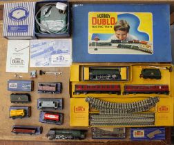 Hornby: A collection of assorted Hornby Dublo to include: a boxed set (lid damaged), with Mallard