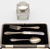 A George V silver mounted inkwell, hallmarked by Harrison & Hipwood, Birmingham 1922, and a boxed