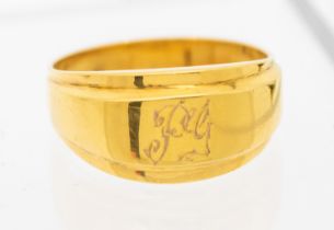 A gents 14ct gold signet ring with engraved initials 'P G', width approx 11mm, size T,  weight