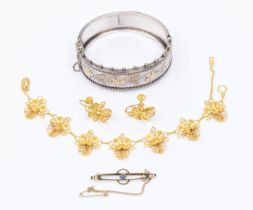 A collection of jewellery to include an unmarked yellow metal filigree bracelet and matching screw