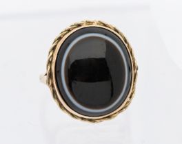 A Victorian 9ct gold bulls eye agate set ring, the stone measuring approx 18 x 15mm, rope edge