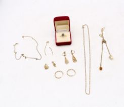 A collection of gold jewellery to include a weighable 9ct gold chains, a 9ct gold link chain, weight