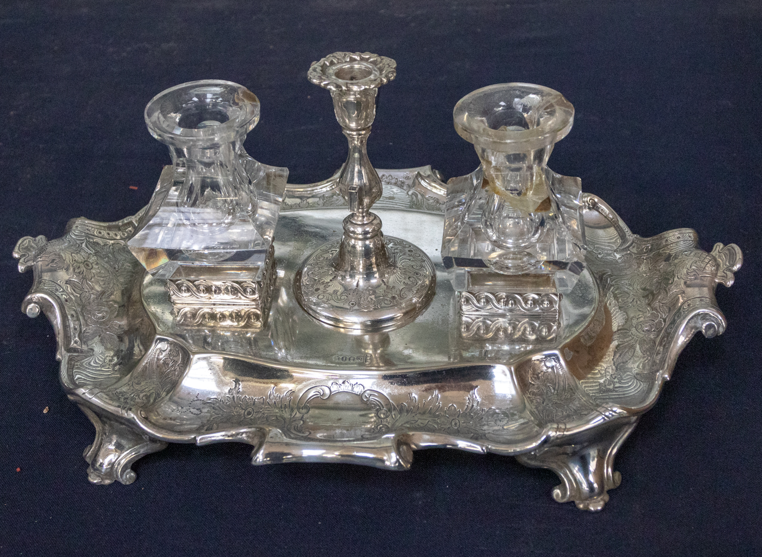A collection of silver plated wares to include large trays/salvers, desk tidy/ink stand and flat - Bild 2 aus 2