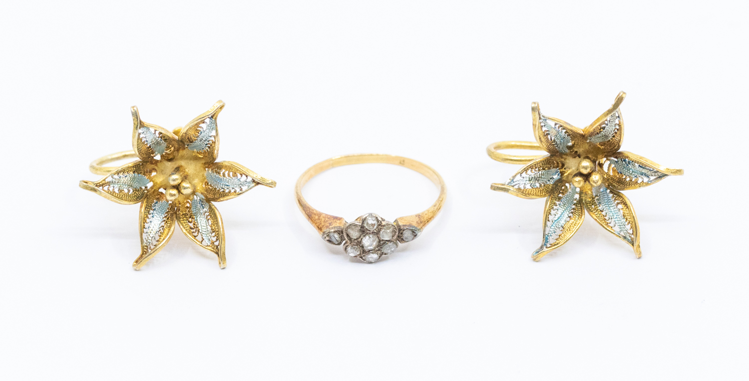 An early 20th century diamond set gold cluster ring, comprising a small daisy shaped mount set