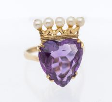 An Amethyst and pearl 9ct gold heart crown ring, comprising a claw set heart cut amethyst, approx 14