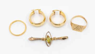 A collection of jewellery to include a 22ct gold narrow wedding band, O, weight approx 3gms along