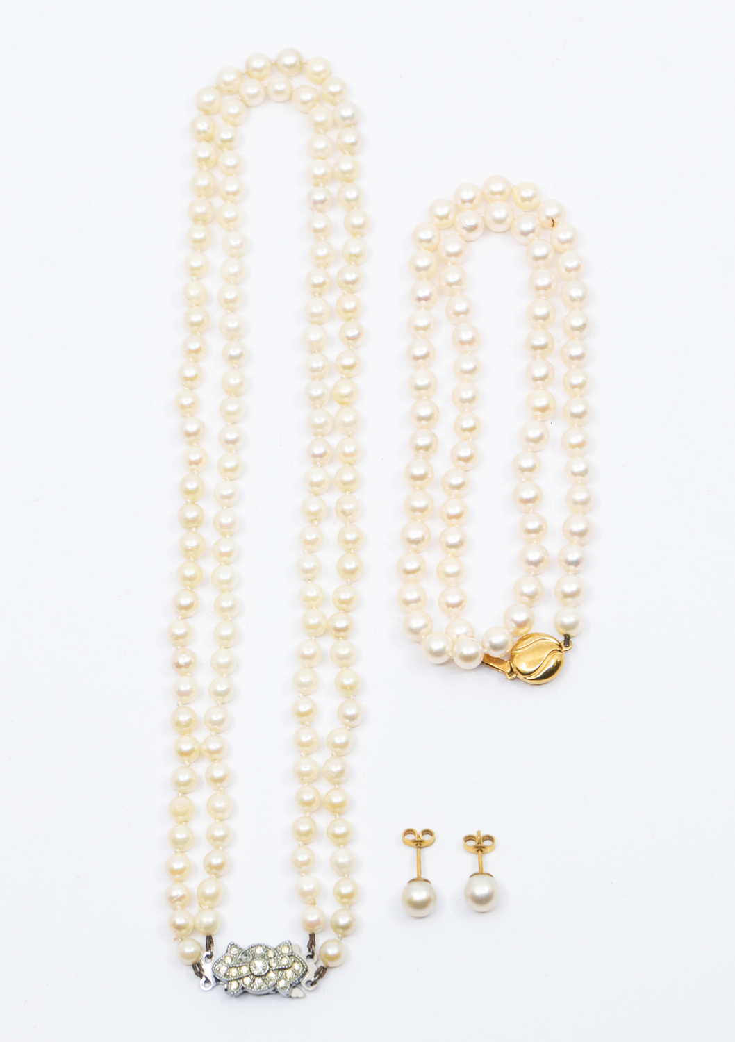 A cultured pearl necklace with 18ct gold clasp, comprising a single row of round uniform pearls,