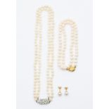 A cultured pearl necklace with 18ct gold clasp, comprising a single row of round uniform pearls,