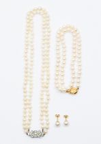 A cultured pearl necklace with 18ct gold clasp, comprising a single row of round uniform pearls,