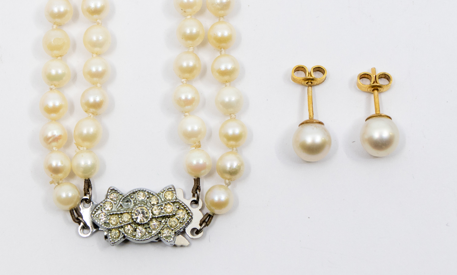 A cultured pearl necklace with 18ct gold clasp, comprising a single row of round uniform pearls, - Bild 2 aus 2