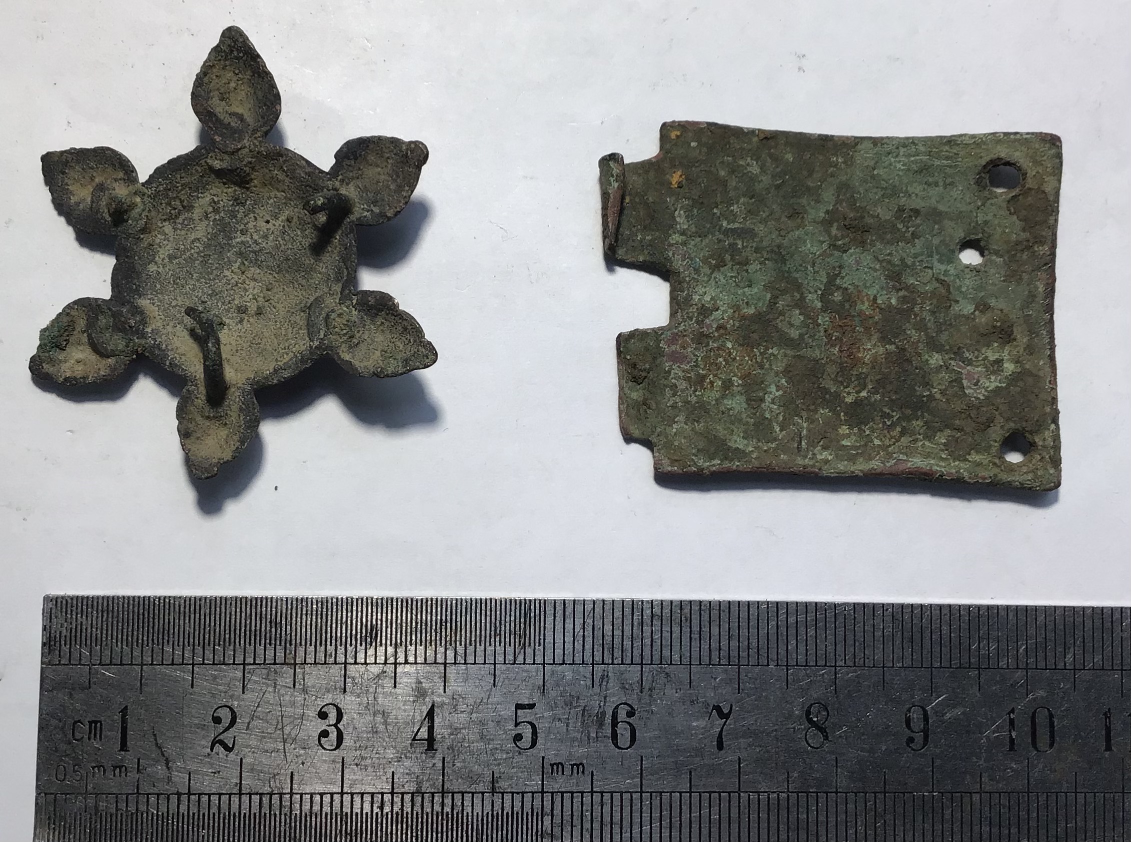 Large incomplete rectangular copper alloy buckle plate. Image is of a lion passant regardant and the - Image 3 of 7