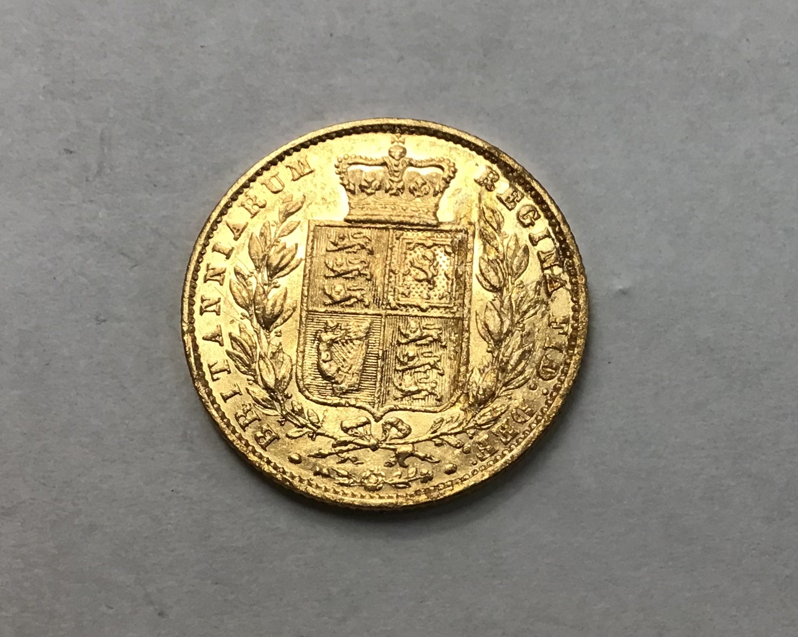 Victorian 1860 (large 0) Young Head Shield Back Sovereign. - Image 2 of 2