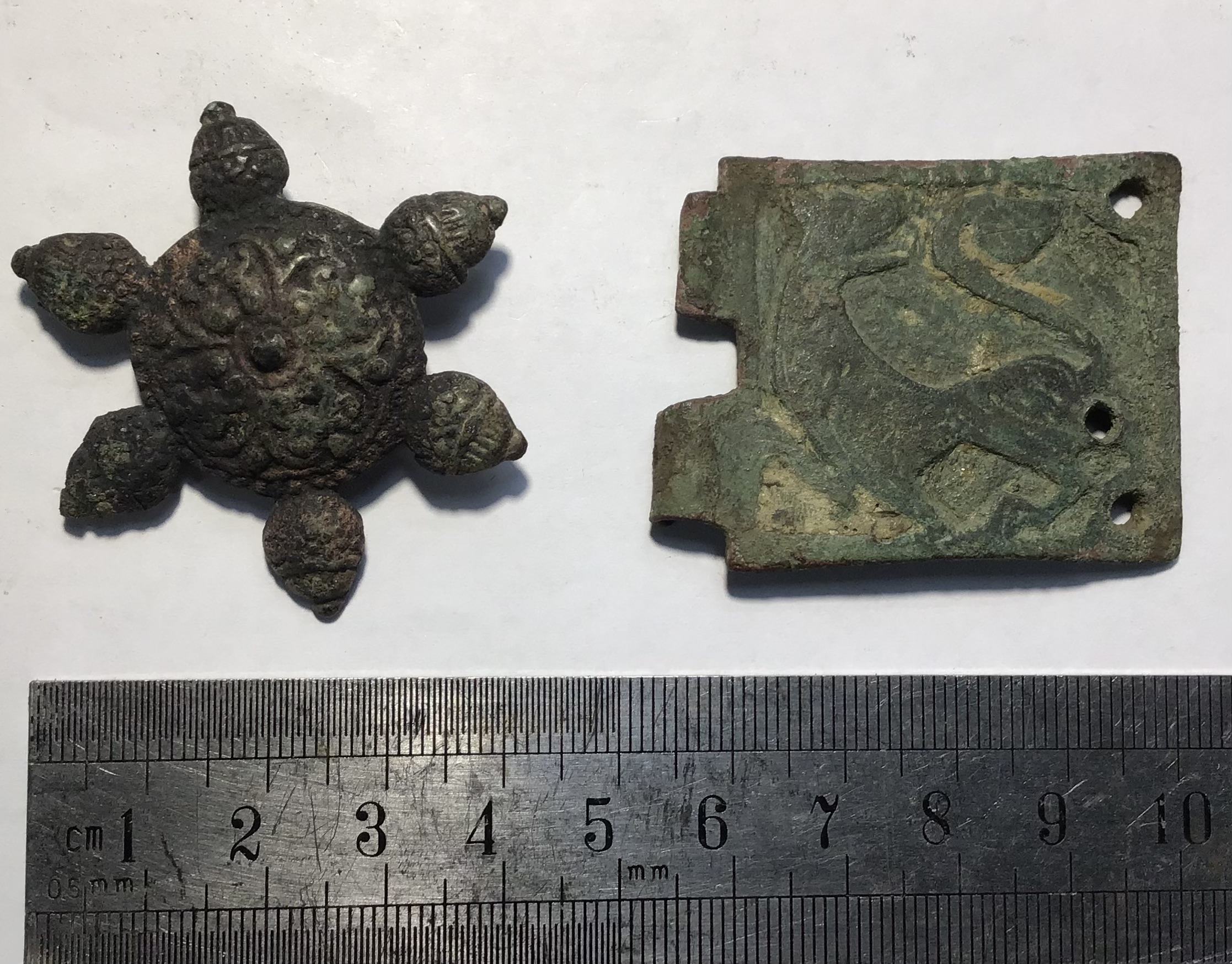 Large incomplete rectangular copper alloy buckle plate. Image is of a lion passant regardant and the - Image 2 of 7