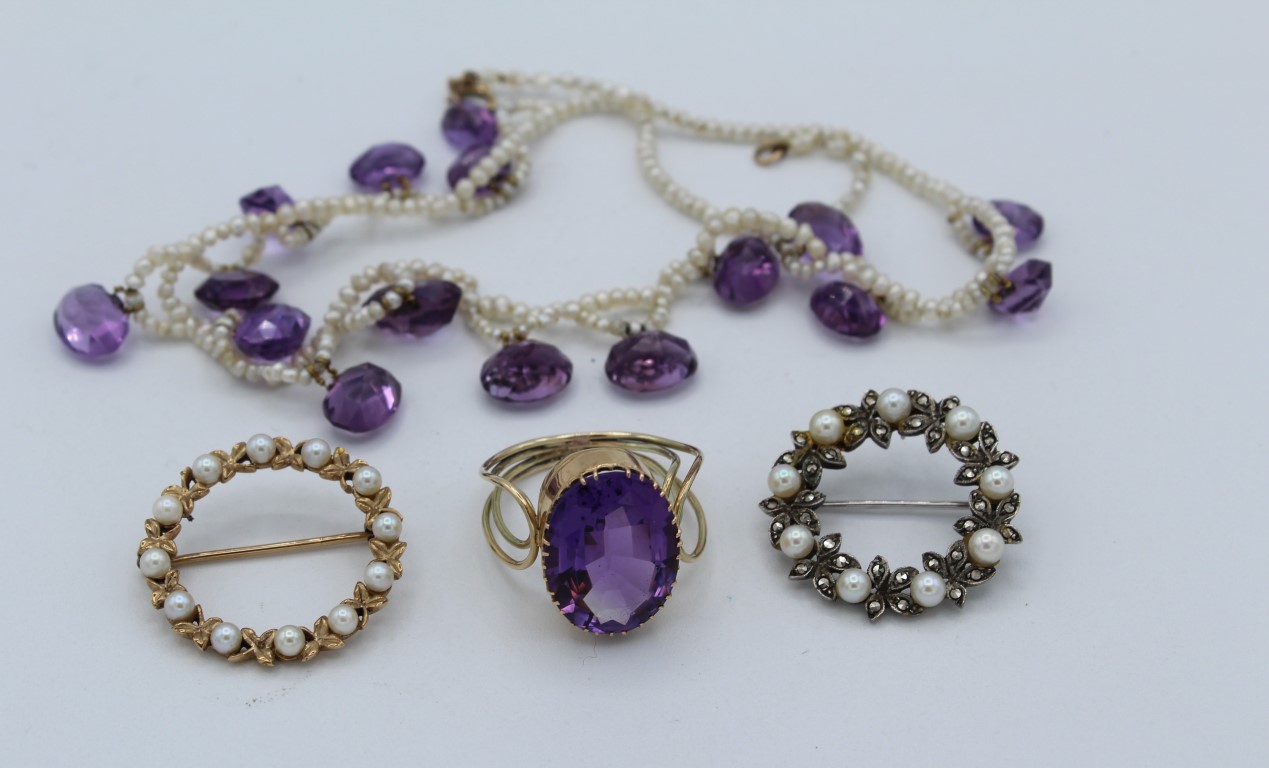 A collection of vintage and antique jewellery. Comprising an unmarked yellow metal wirework amethyst