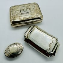 Three Georgian snuff boxes. Comprising a George III small snuff/pill box of oval shape featuring a