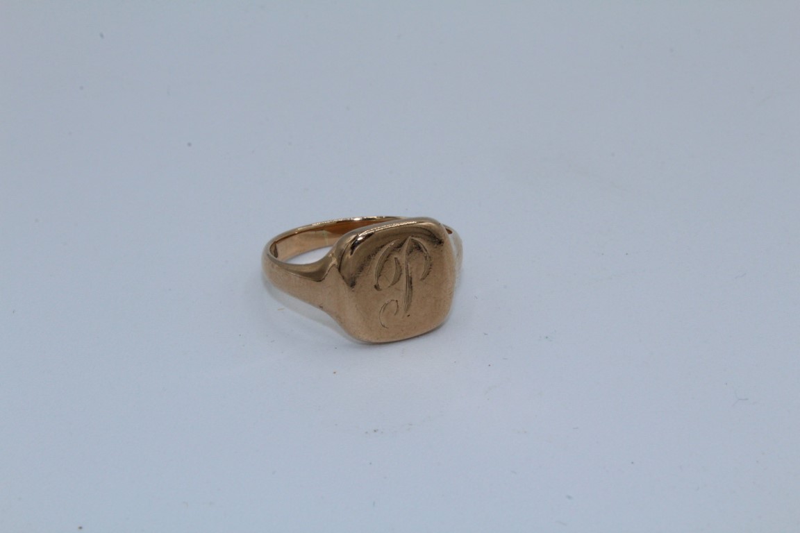 A 9ct gold signet ring, engraved with the initial P. Size P. Approximate weight 5.00 grams.