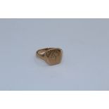 A 9ct gold signet ring, engraved with the initial P. Size P. Approximate weight 5.00 grams.