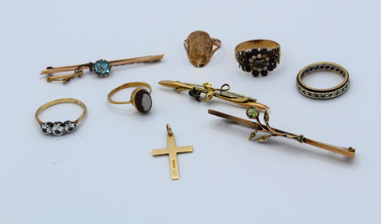 A collection of 9ct gold and precious metal jewellery (testing as 9ct) featuring three gem set bar
