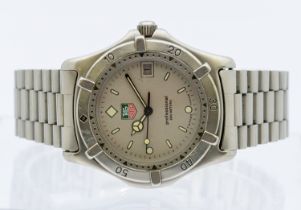 Tag Heuer- a gentleman's steel cased Tag Heuer 2000 Professional Divers quartz wristwatch,