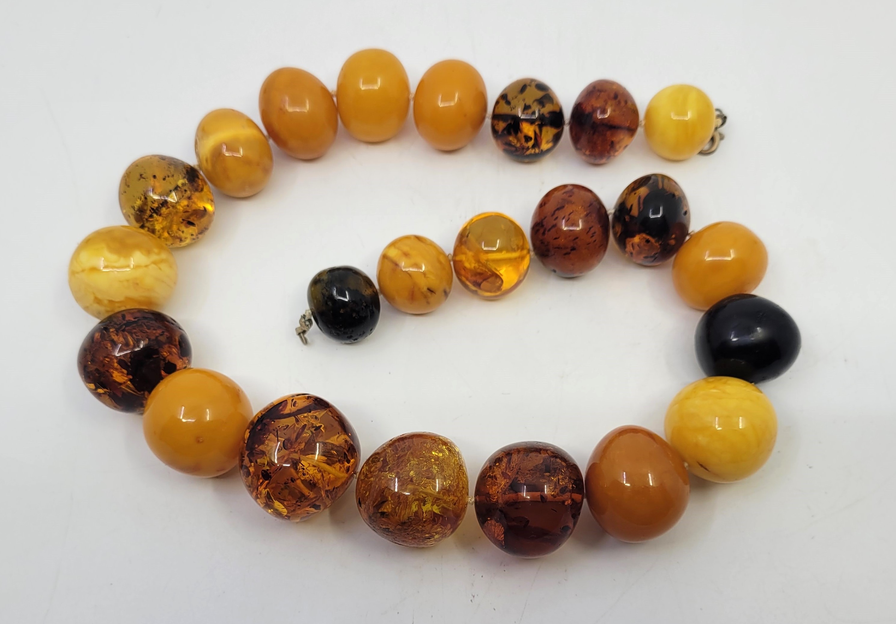 An amber bead necklace, fashioned from near spherical beads of varying colour including butterscotch - Image 9 of 12