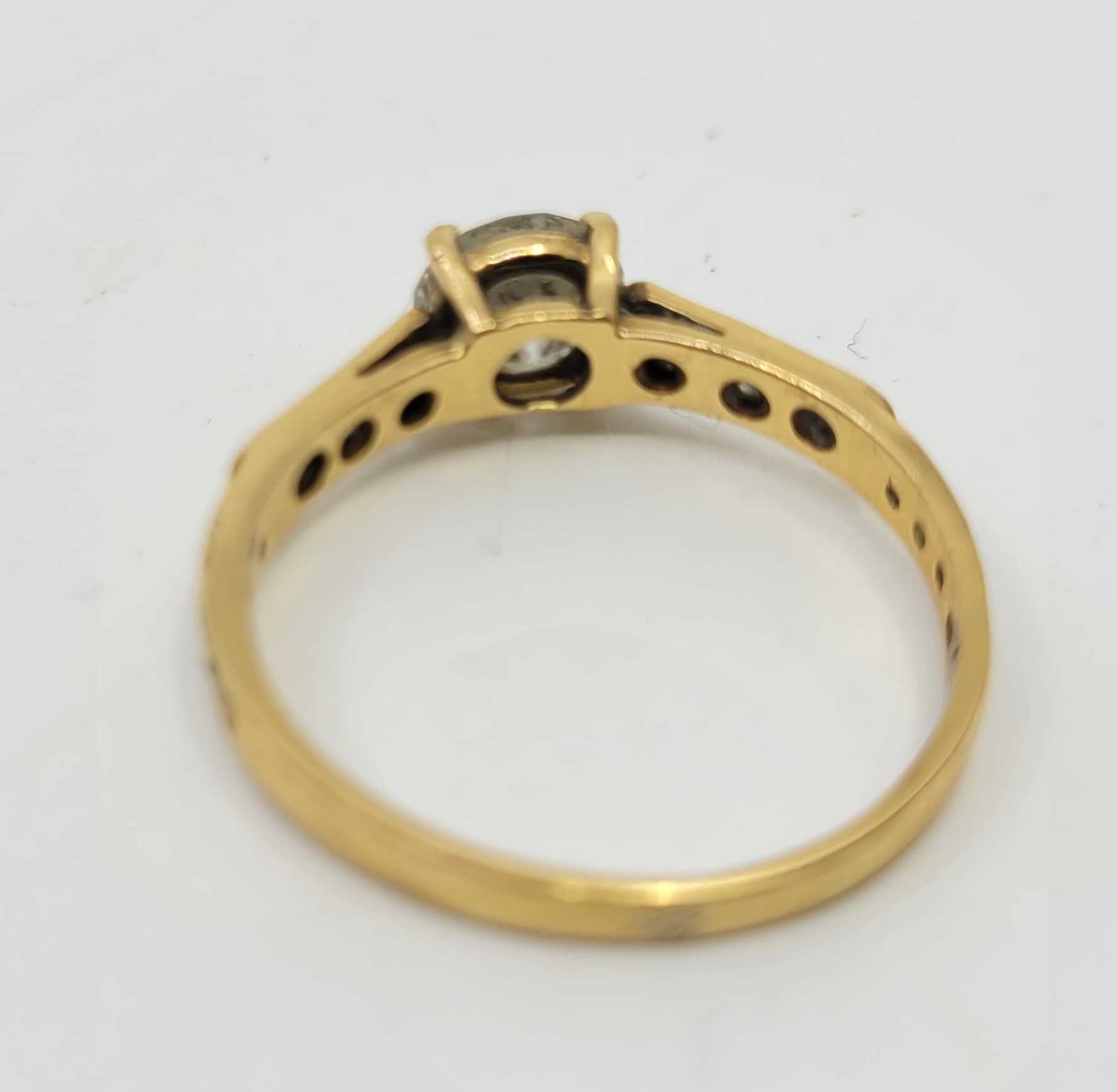 A precious yellow metal and diamond ring, four claw set round brilliant-cut diamond to centre (EDW - Image 8 of 12