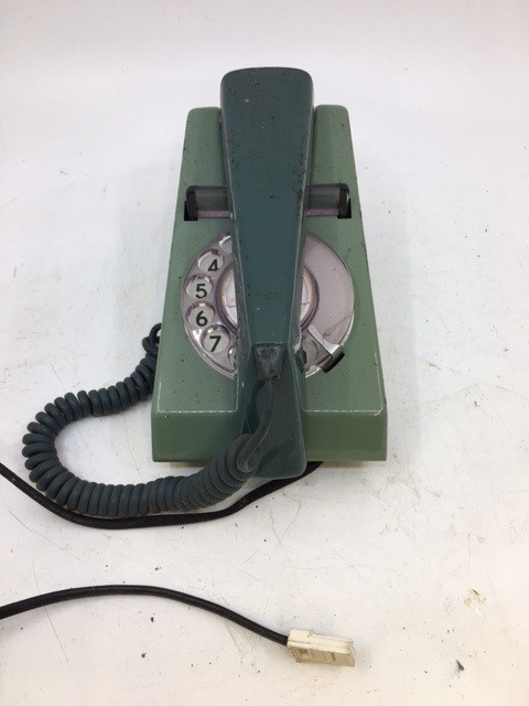 A vintage green telephone - Image 2 of 3