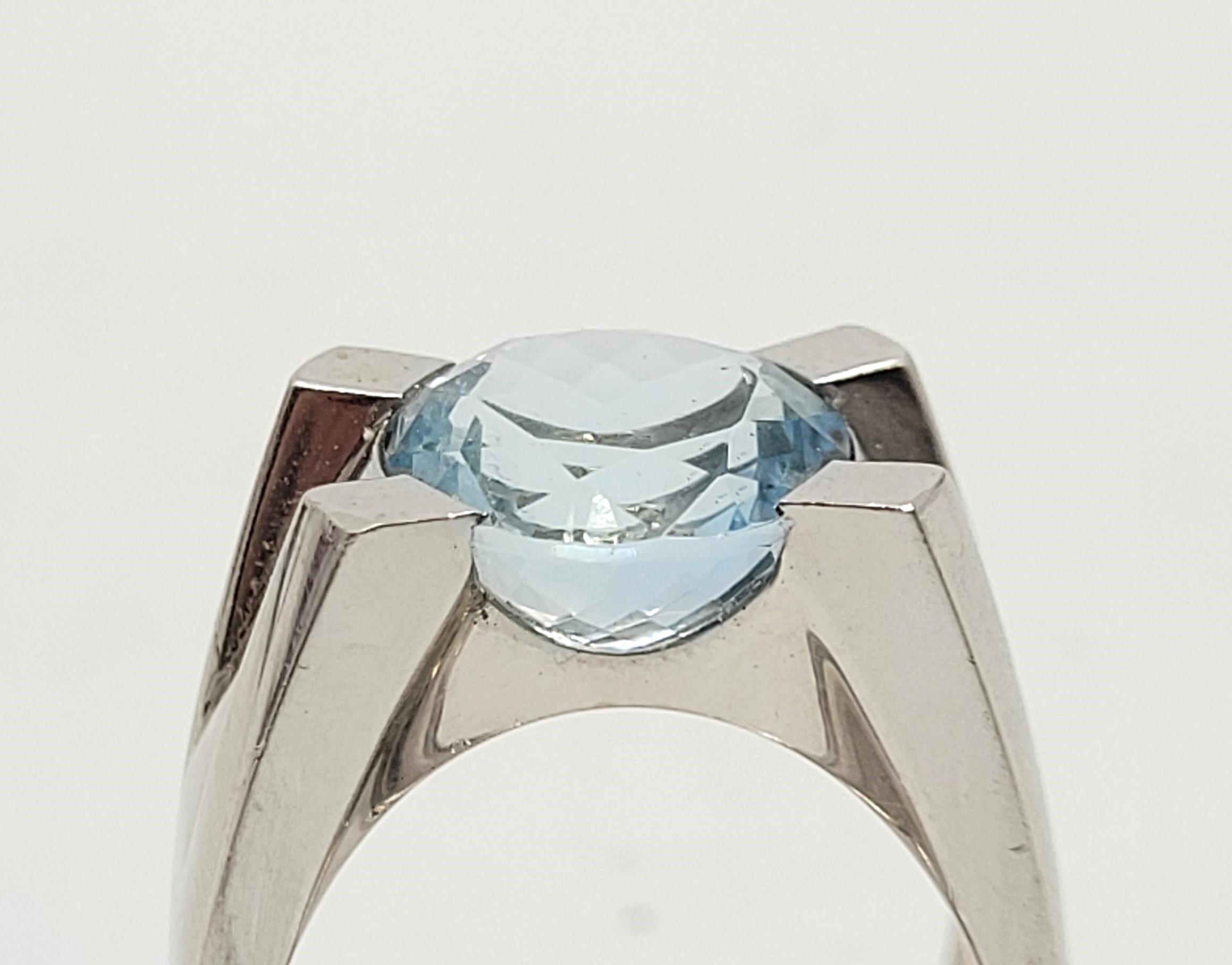 A Cartier 18ct. white gold and aquamarine ring, tension set mixed round cut aquamarine (stone - Image 12 of 24