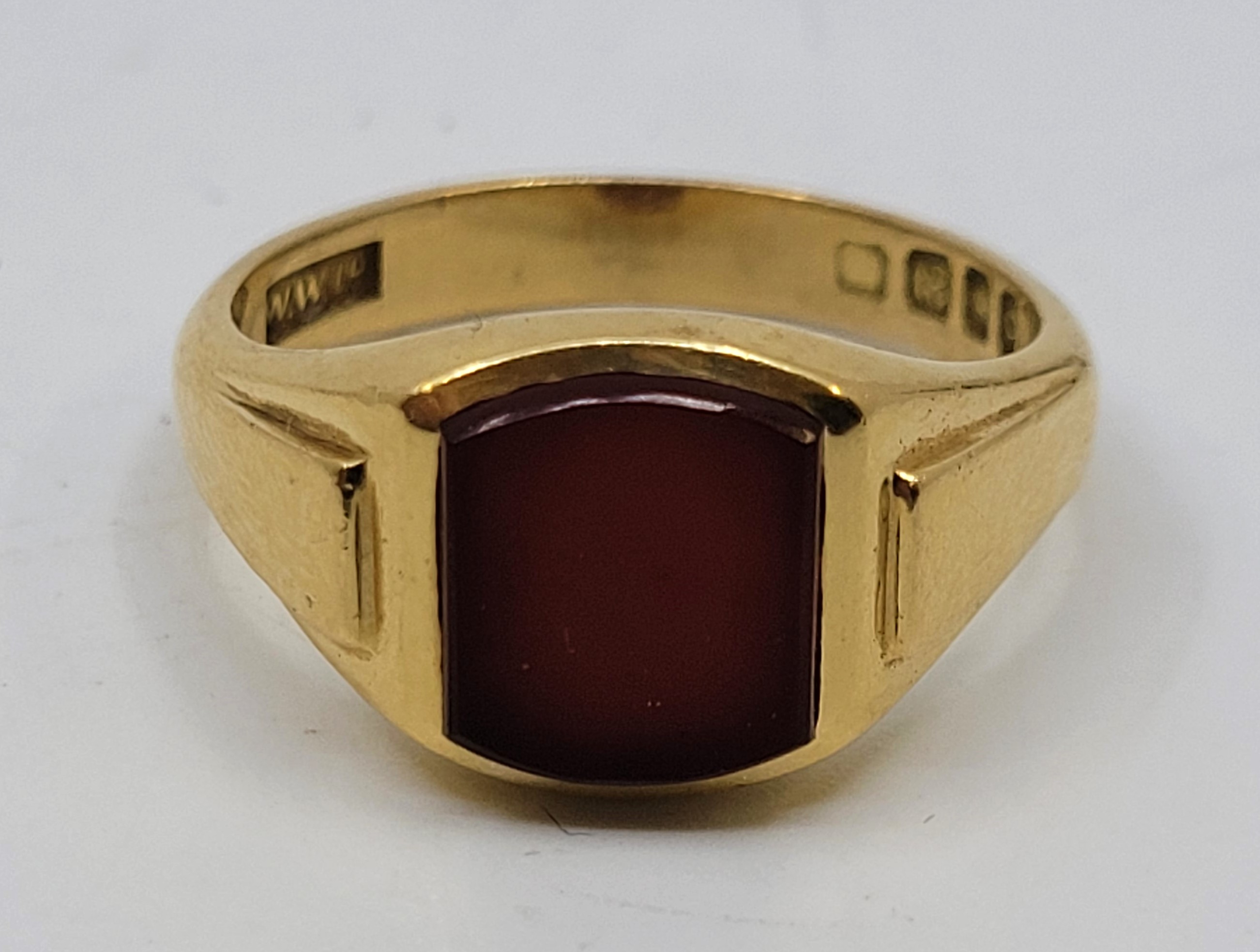 An 18ct. gold and carnelian signet ring, London 1958, size UK X 1/2. (gross weight 10.5g)