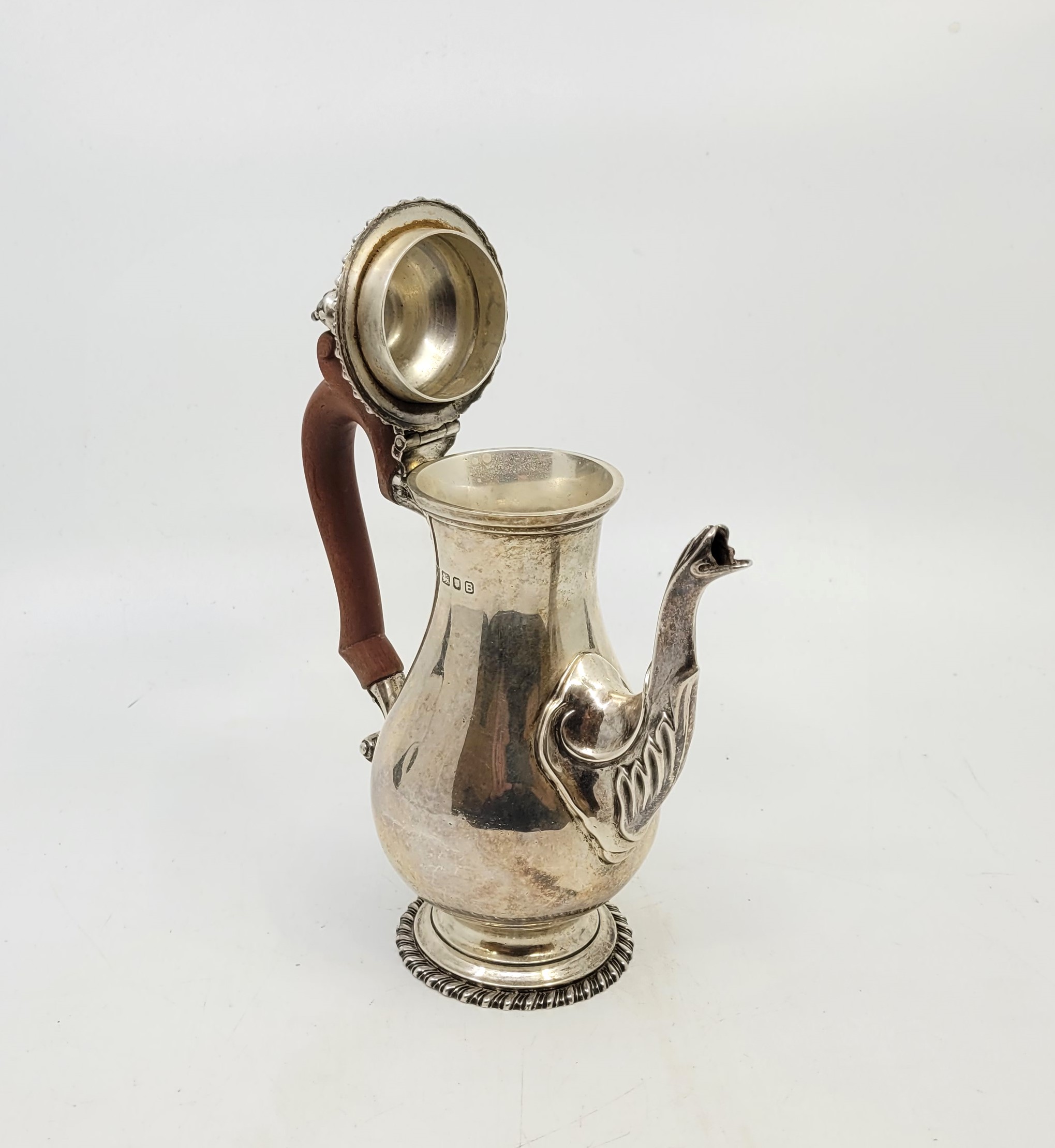 A silver baluster form bachelor's coffee pot, by Goldsmiths & Silversmith Co Ltd, London 1937, - Bild 3 aus 9