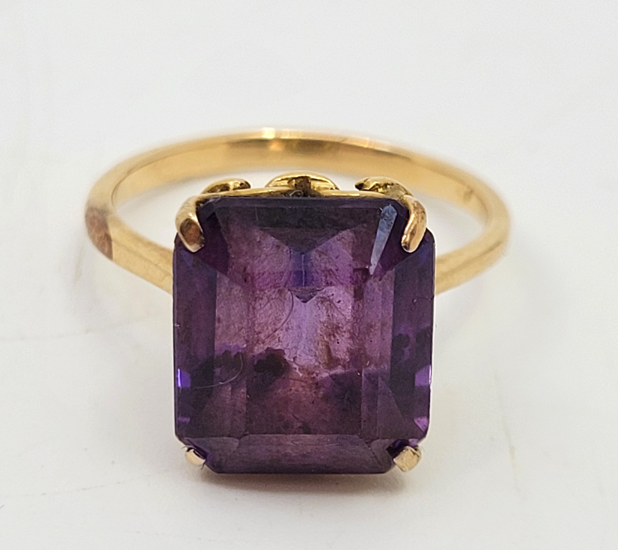 A precious yellow metal and amethyst cocktail ring, set mixed rectangular cut amethyst (yellow metal - Image 2 of 9