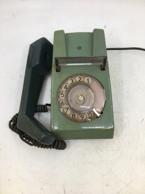 A vintage green telephone (TELE2/722 F, PO FDI, BATCH SAMPLED FWR 78/2) - Image 3 of 6