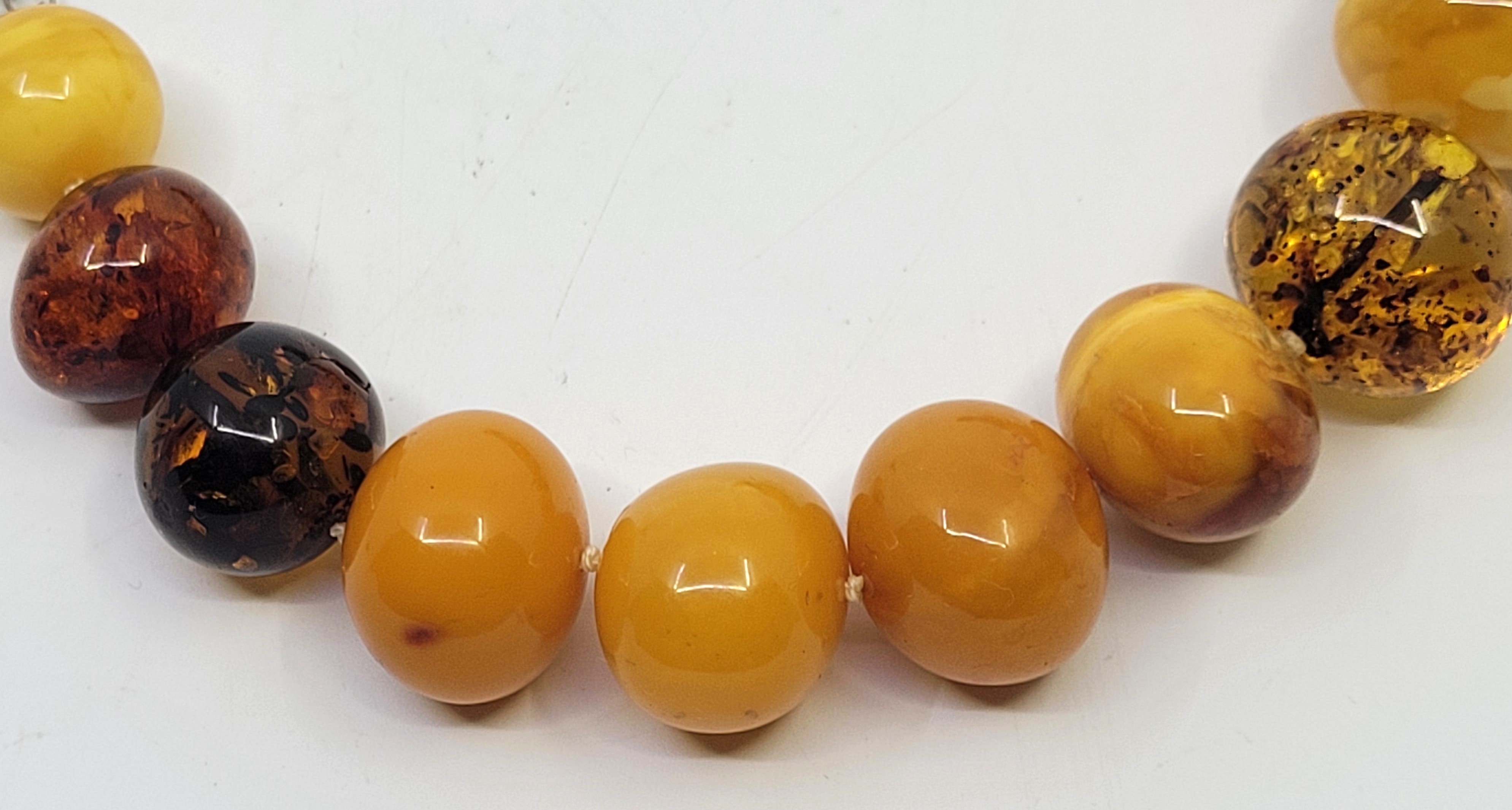 An amber bead necklace, fashioned from near spherical beads of varying colour including butterscotch - Image 7 of 12