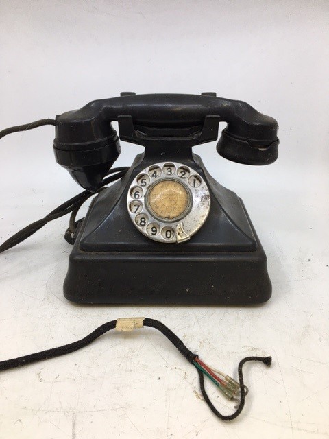 A vintage black telephone (164 51), (P.M.G. 35)