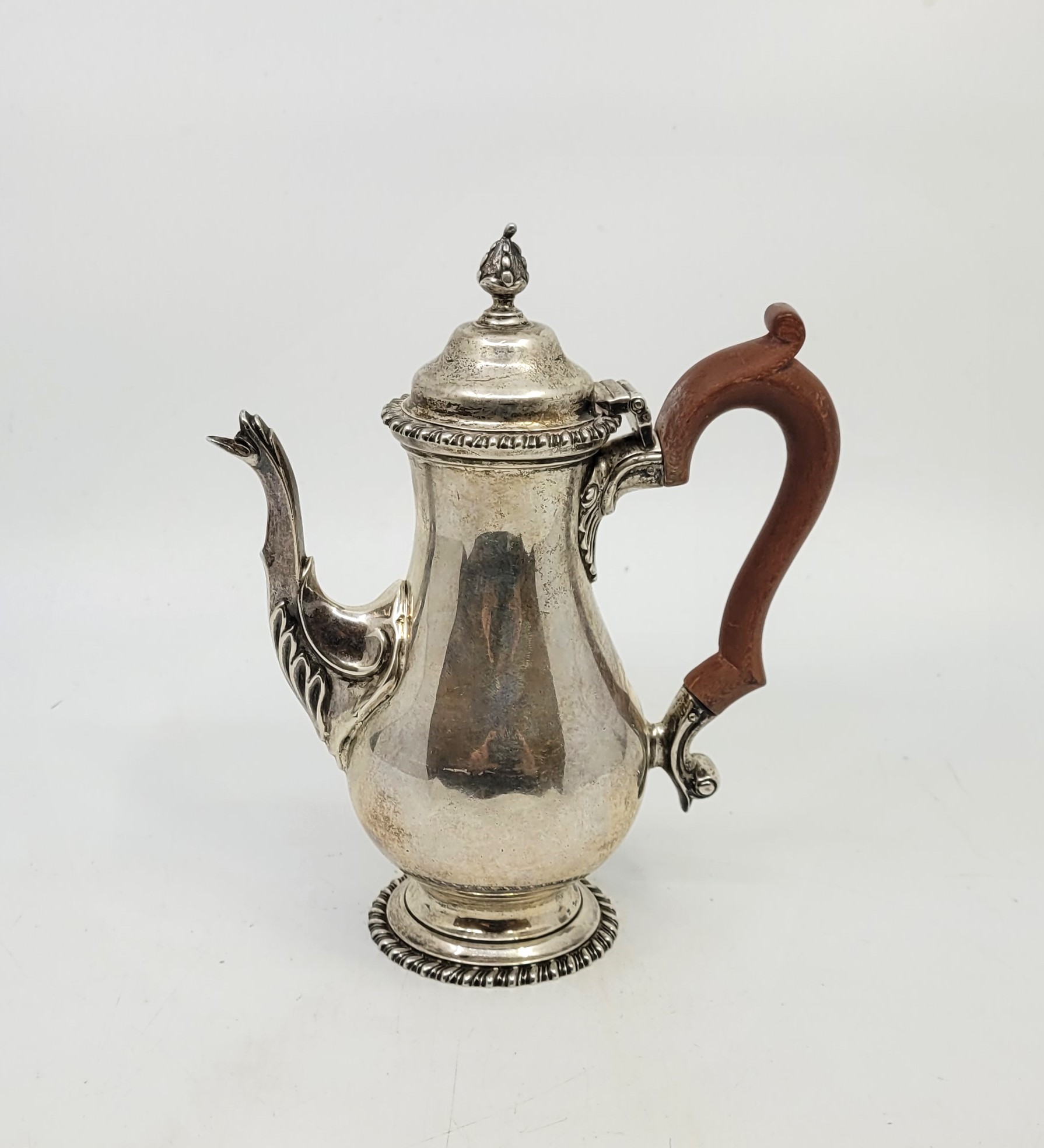 A silver baluster form bachelor's coffee pot, by Goldsmiths & Silversmith Co Ltd, London 1937, - Bild 5 aus 9