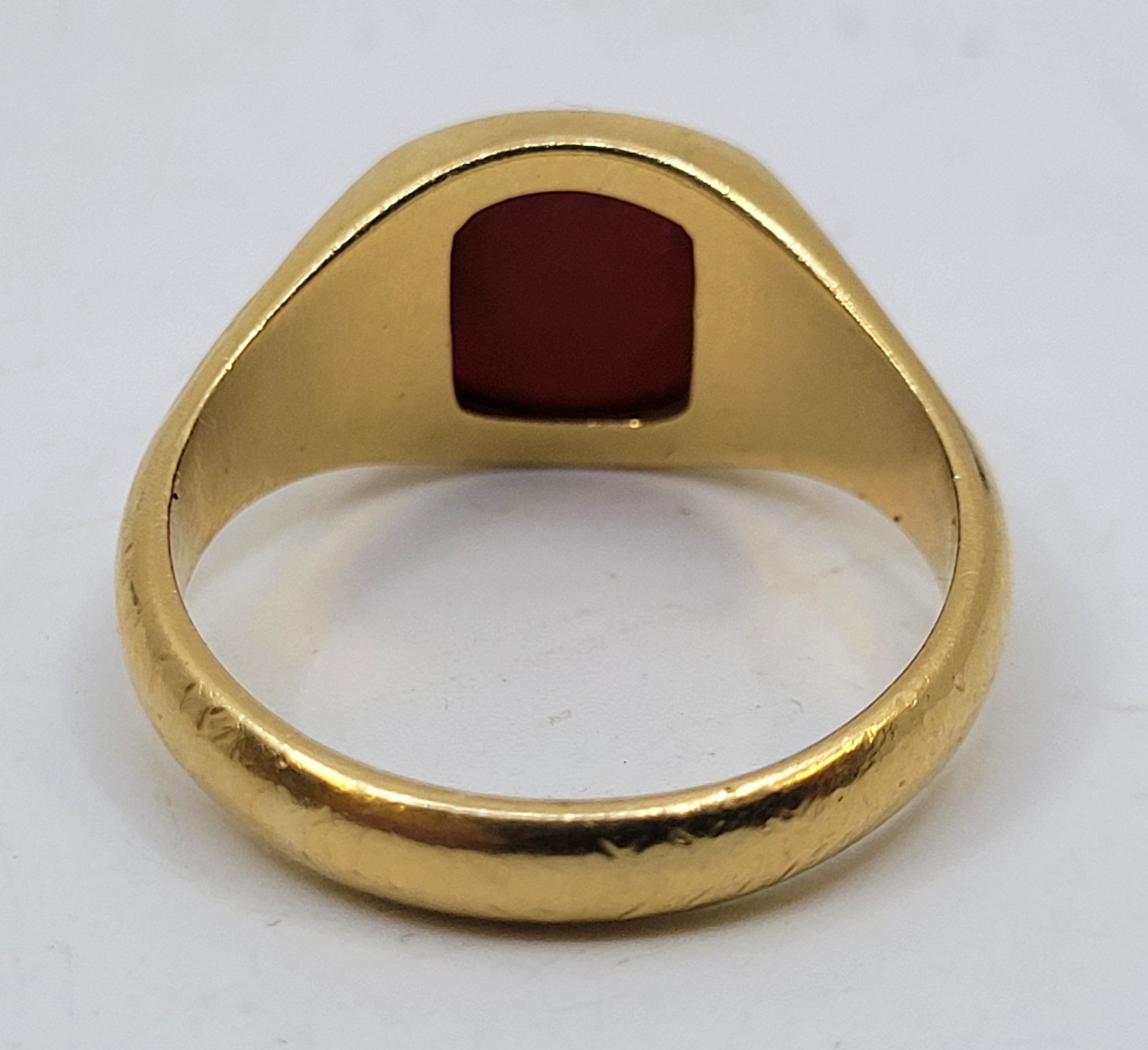 An 18ct. gold and carnelian signet ring, London 1958, size UK X 1/2. (gross weight 10.5g) - Image 6 of 9