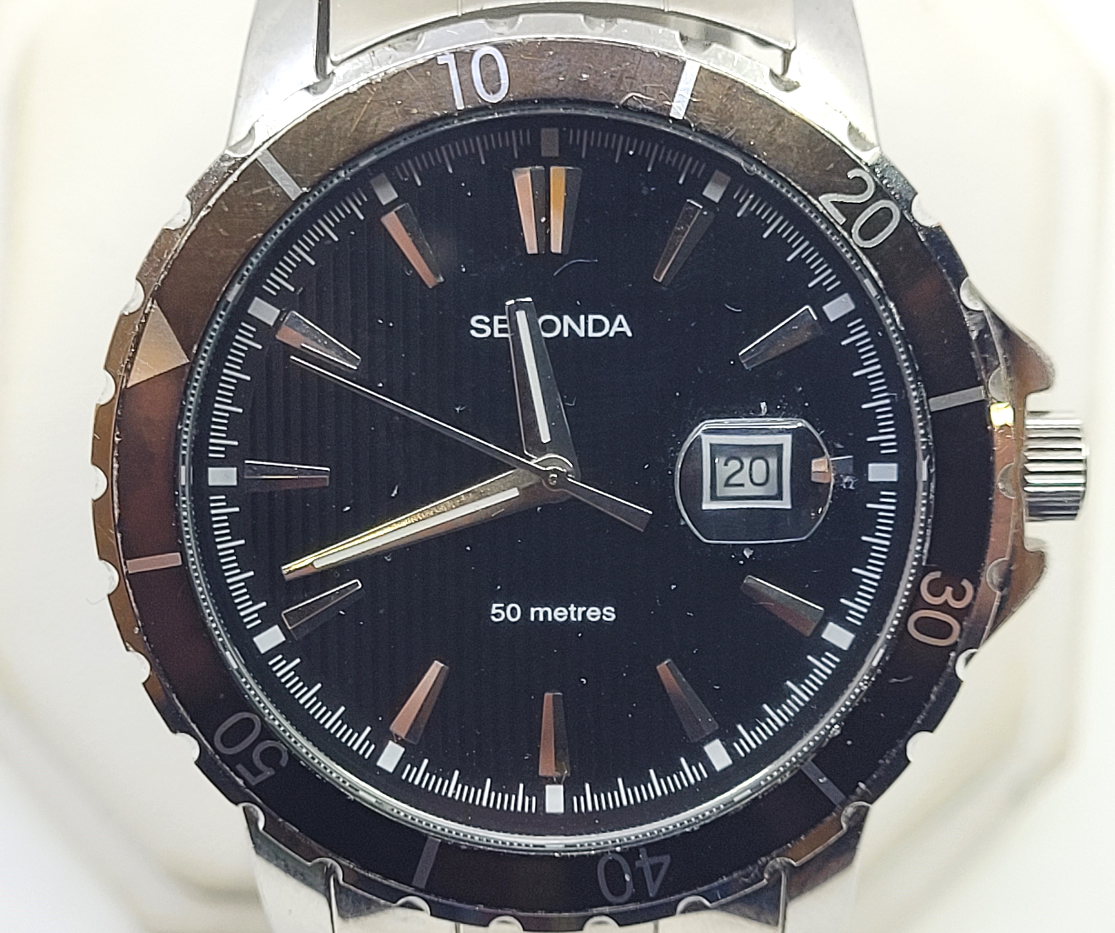A Raymond Weil 8200 gentleman's stainless steel quartz bracelet watch, having signed black - Image 23 of 39