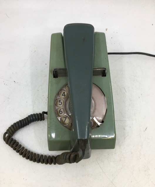 A vintage green telephone (TELE2/722 F, PO FDI, BATCH SAMPLED FWR 78/2) - Image 2 of 6