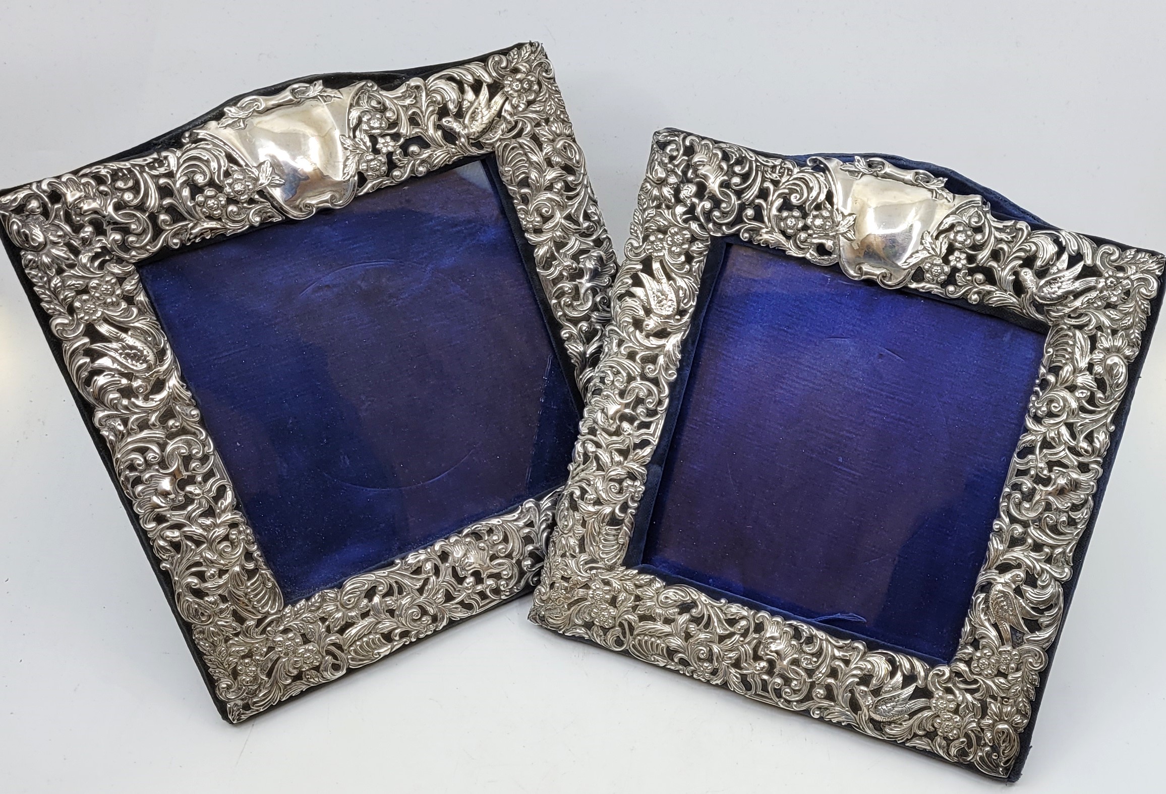 A pair of silver easel back photograph frames, by Henry Mathews, Birmingham 1901, repousse scrolling - Image 7 of 9