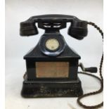 A vintage black telephone (2614)