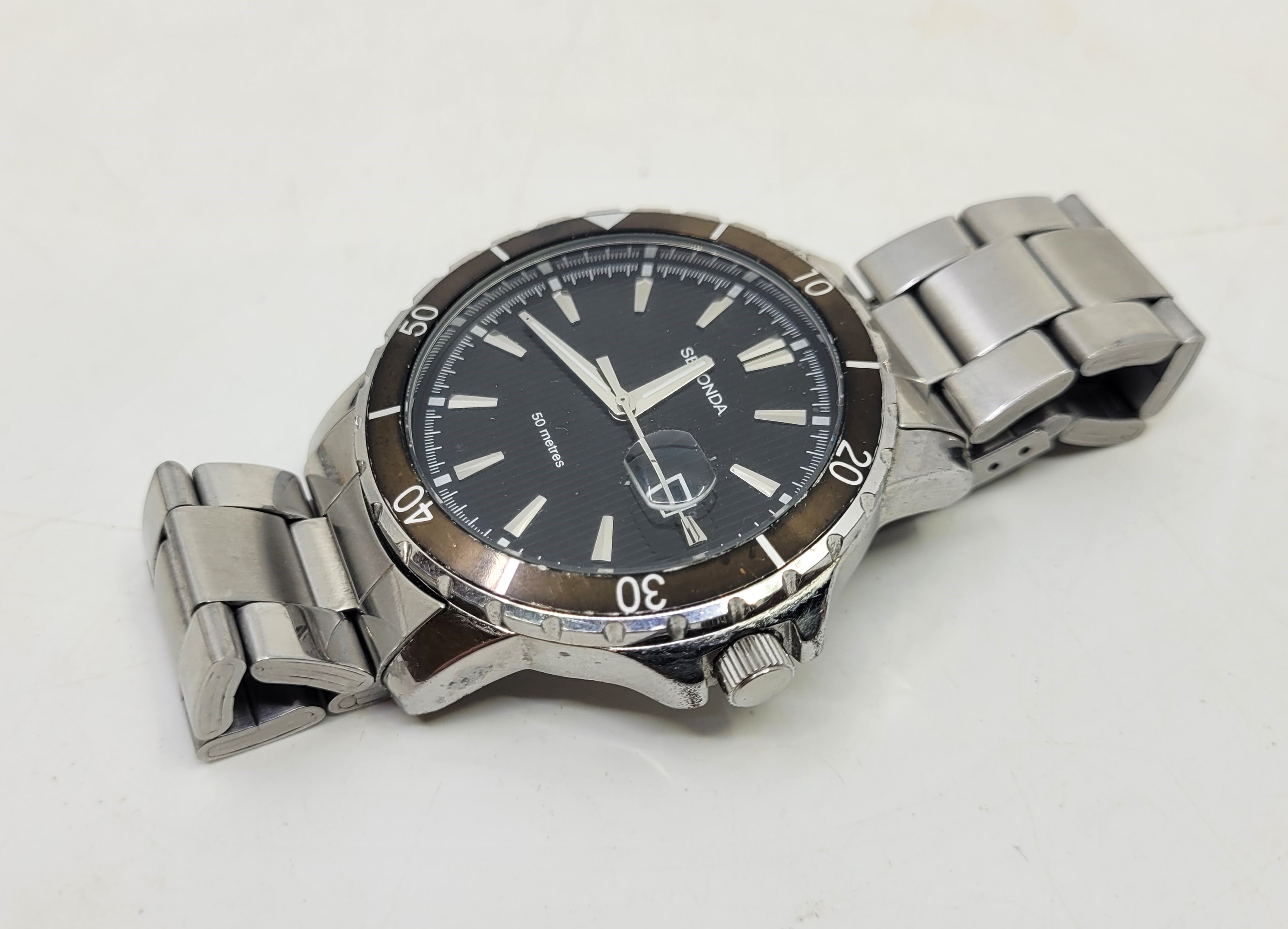 A Raymond Weil 8200 gentleman's stainless steel quartz bracelet watch, having signed black - Image 37 of 39