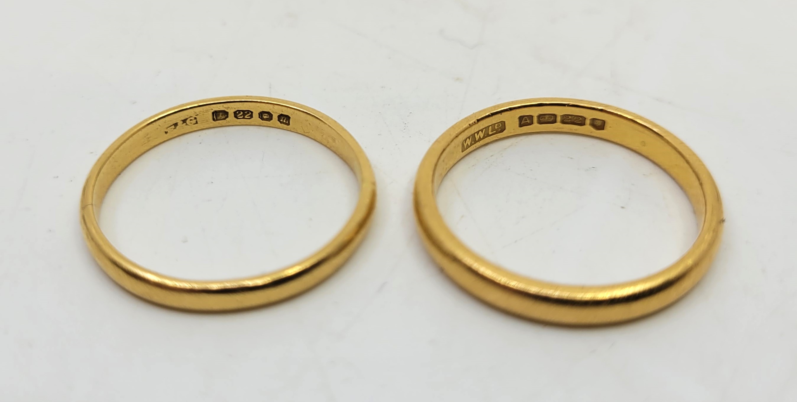 Two 22ct. gold bands, London 1936, size UK N 1/2, and London 1967, size UK P. (total 6.2g). (2) - Image 2 of 3