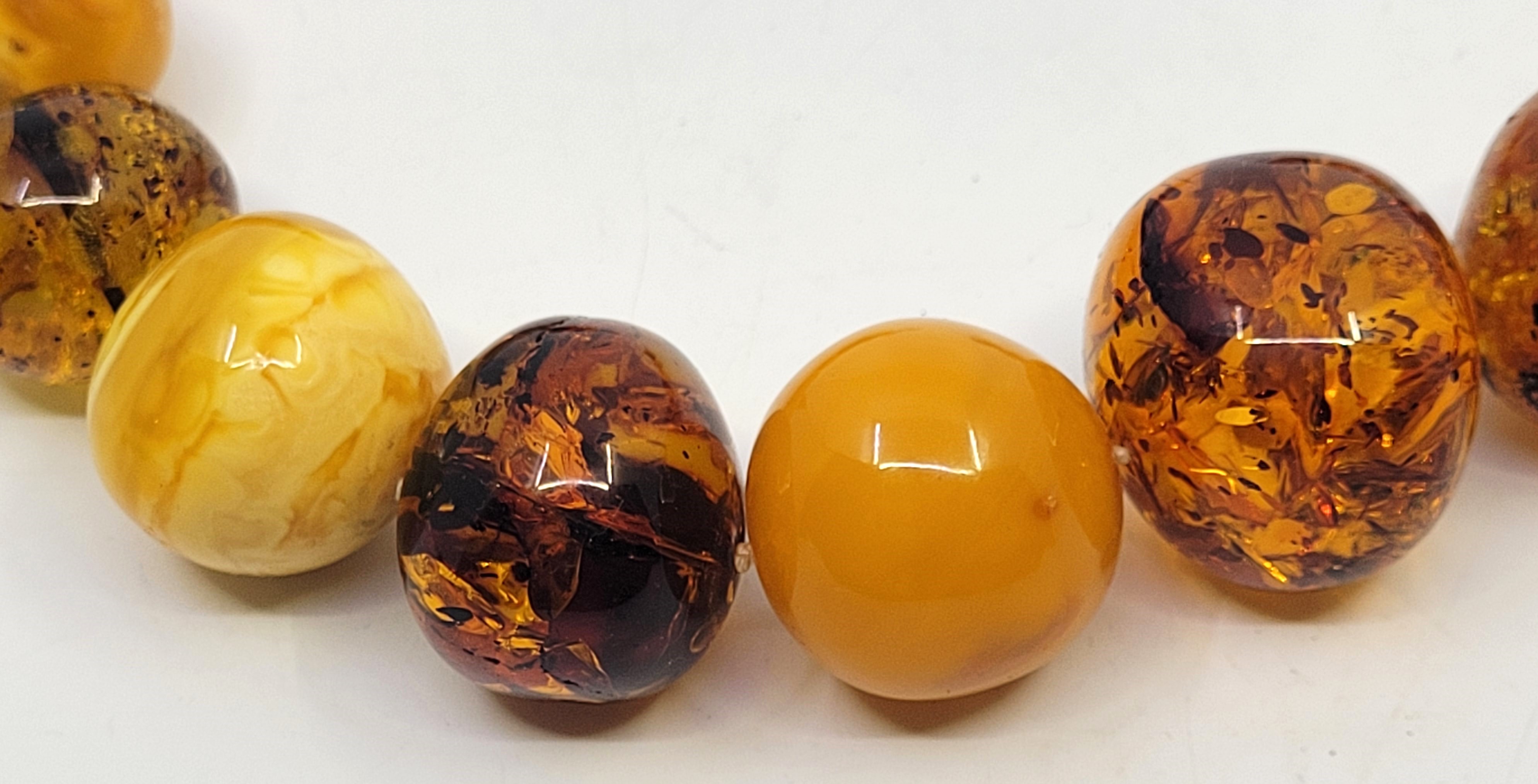 An amber bead necklace, fashioned from near spherical beads of varying colour including butterscotch - Image 2 of 12