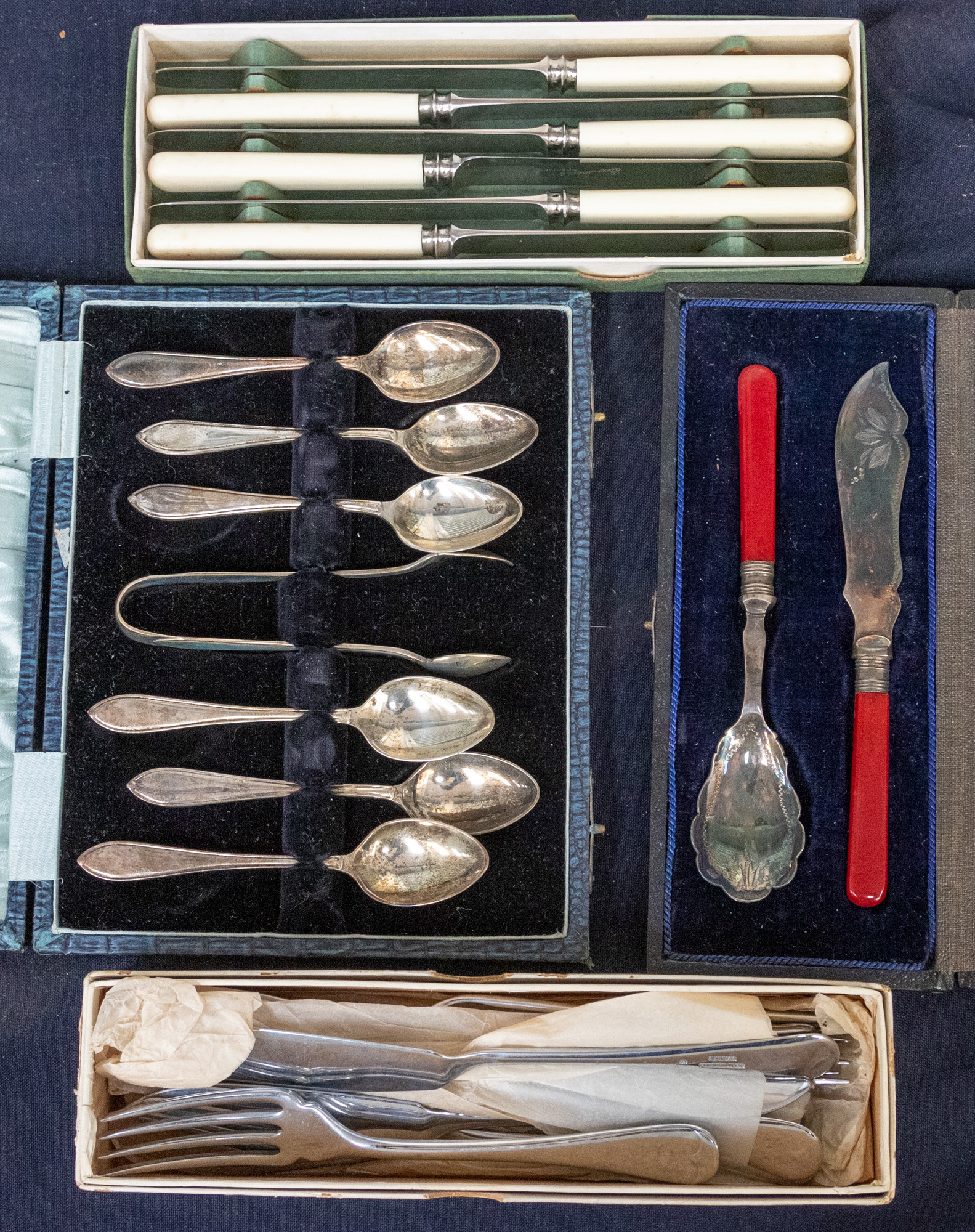 A large collection of silver plated wares to include boxed flatwares, tea sets, loose flatwares, - Image 4 of 5