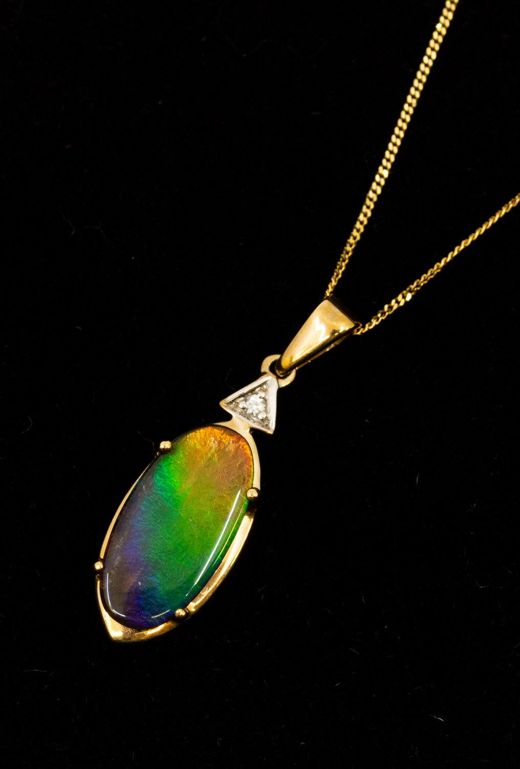 An ammolite and diamond set 9ct gold pendant, comprising an oval claw set ammolite approx 15 x - Bild 3 aus 4