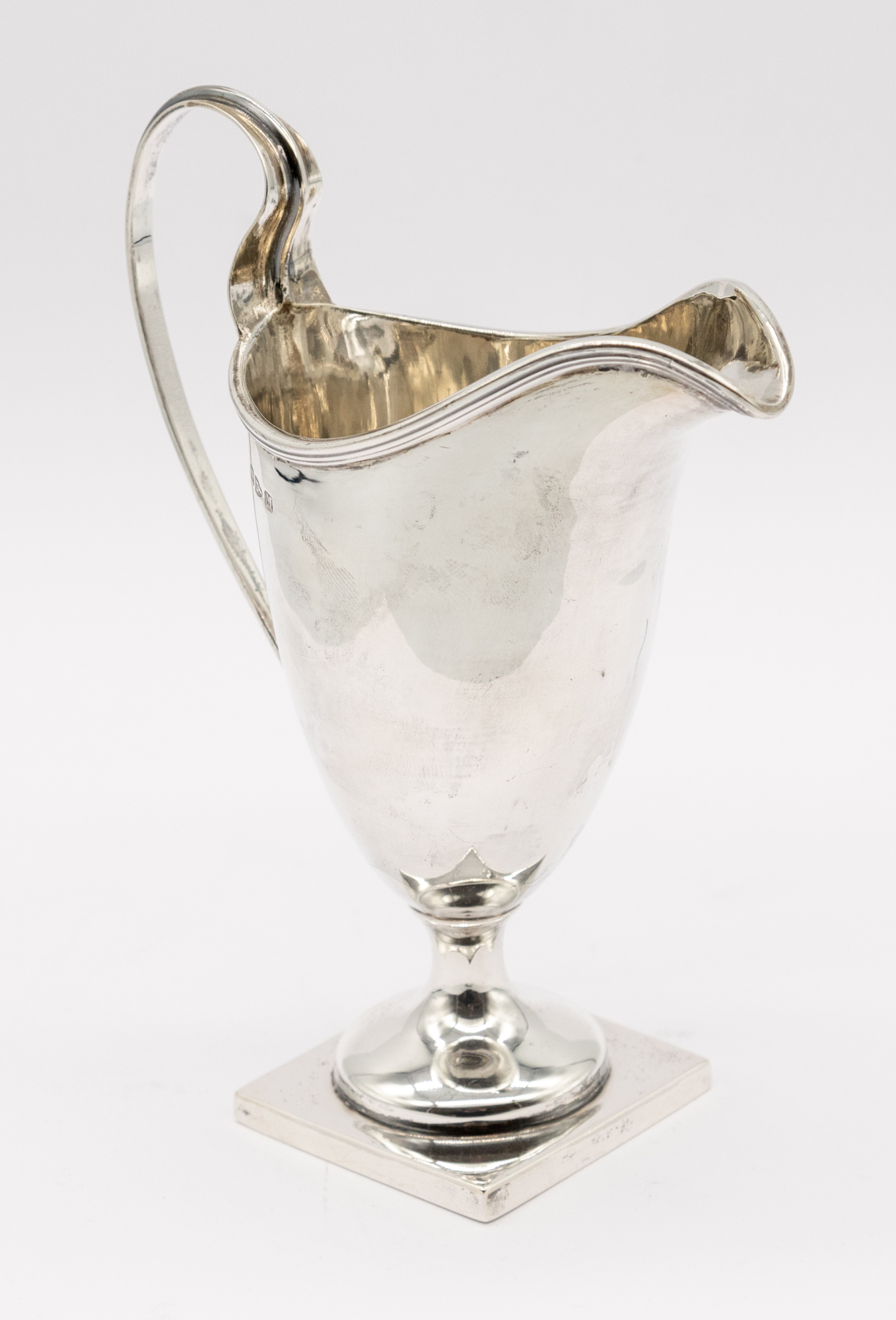A late Victorian silver helmet shaped cream jug, square footed base and curved handle, hallmarked by - Bild 3 aus 4