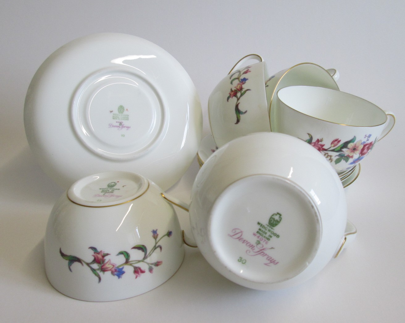 Four Wedgwood Bone China Breakfast Cups and Saucers along with a Milk Jug  decorated with floral - Bild 3 aus 4